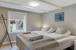 2 bedrooms, iron/ironing board, WiFi, bed sheets