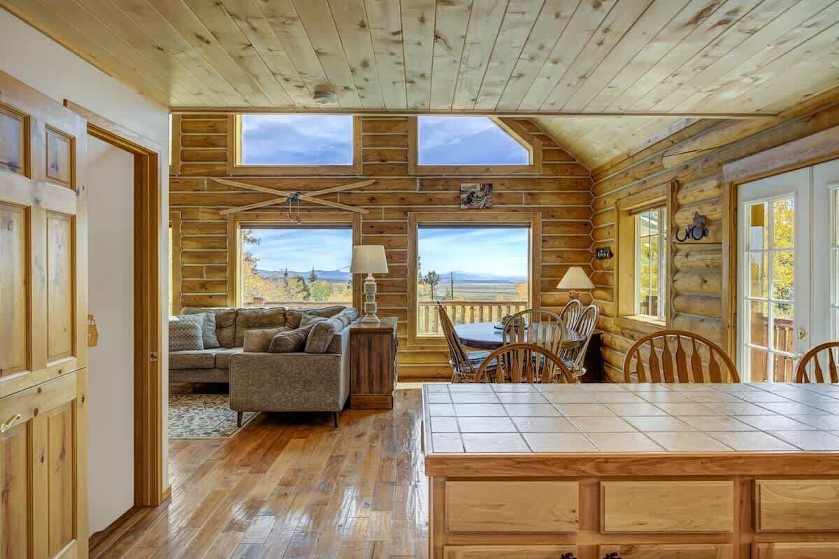 Televisión, chimenea, futbolito y oficina 