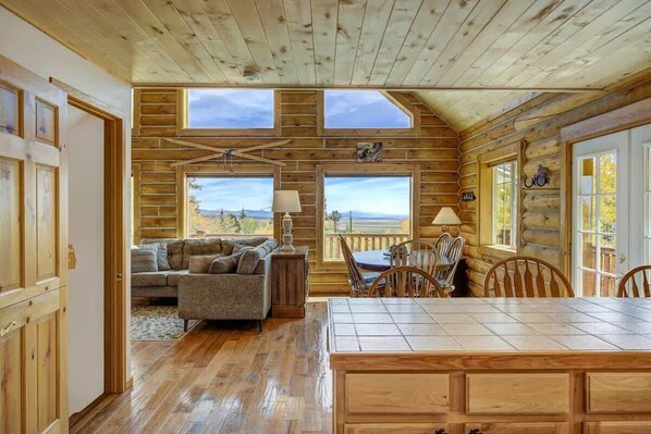 Télévision, cheminée, baby-foot, espaces bureaux