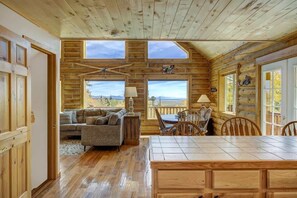 Televisie, een open haard, tafelvoetbal en een kantoor