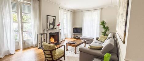 Televisie en een open haard