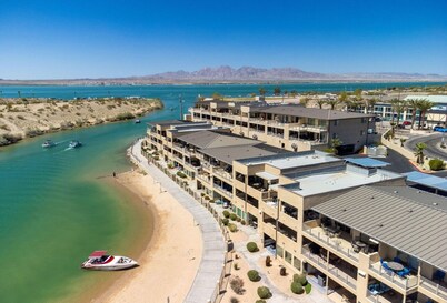 Amazing Remodeled Lake Havasu Condo / Kingsview - steps from the London Bridge!