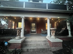 Exterior detail - Spacious 5-bedroom Mansion in Downtown Denver area with AC, fitness room, WiFi (Denver)