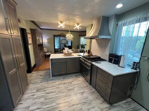 Private kitchen - Spacious 5-bedroom Mansion in Downtown Denver area with AC, fitness room, WiFi (Denver)