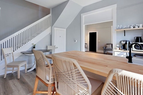 Miller House-Modern Remodel 2BR Historic Townhome blocks to downtown Noblesville