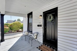 Terrace/patio - Miller House-Modern Remodel 2BR Historic Townhome blocks to downtown Noblesville (Noblesville)