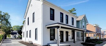 Miller House-Modern Remodel 2BR Historic Townhome blocks to downtown Noblesville