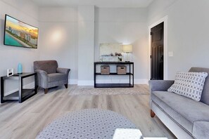 Smart TV, stereo - Miller House-Modern Remodel 2BR Historic Townhome blocks to downtown Noblesville (Noblesville)