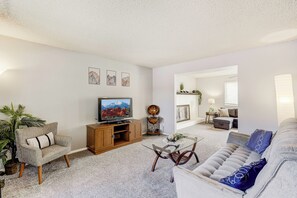 House | Living area | TV - Destination Dover (Colorado Springs)