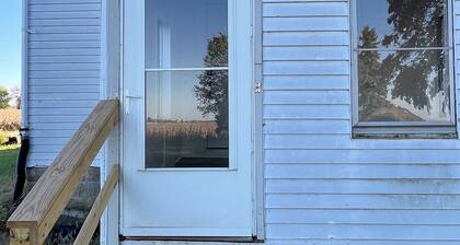 Charming 3-bedroom country house with AC and WiFi near Wilmington