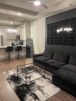 Living area - Stylish Luxury Apartment In Buckhead (Atlanta)