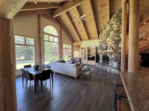 Luxurious Log Home Retreat