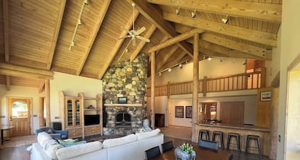 Luxurious Log Home Retreat