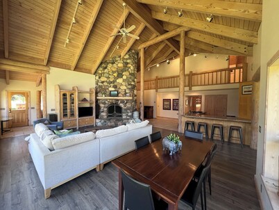 Luxurious Log Home Retreat