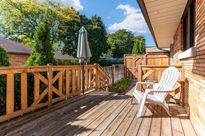 Terrace/patio - Charming 3BR Home in Quiet Kitchener Neighborhood (Kitchener)