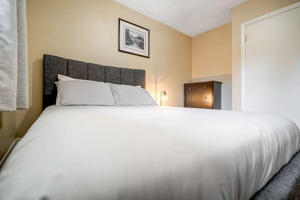 3 bedrooms, iron/ironing board, WiFi, bed sheets - Charming 3BR Home in Quiet Kitchener Neighborhood (Kitchener)