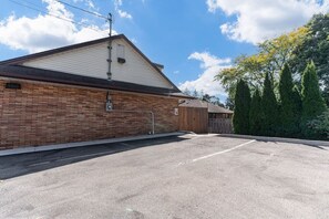 Property grounds - Charming 3BR Home in Quiet Kitchener Neighborhood (Kitchener)