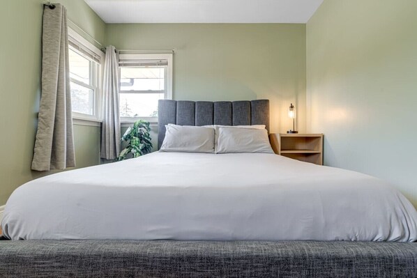 3 عدّة غرف نوم ومكواة/لوح كي وواي فاي وملاءات أسرّة