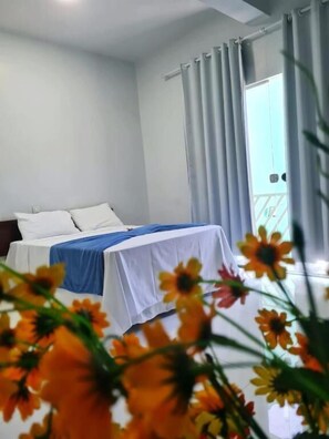 Schreibtisch, laptopgeeigneter Arbeitsplatz, kostenloses WLAN