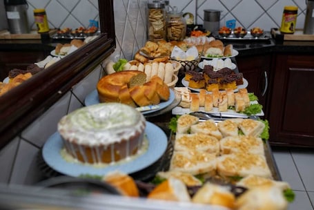 Café da manhã com buffet grÔtis todos os dias