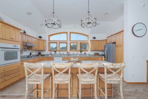 Kjøleskap, mikrobølgeovn, ovn og oppvaskmaskin