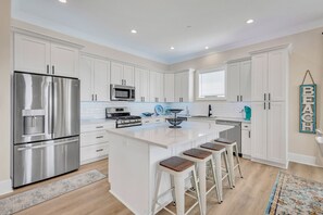 Fridge, microwave, oven, stovetop - High Tide Beach House|Sleeps 8|Beach View|Your Gulf Coast Dream Awaits! (Long Beach)