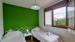 2 chambres, lit de bébé portatif, literie fournie