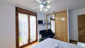 2 bedrooms, travel crib, bed sheets, wheelchair access