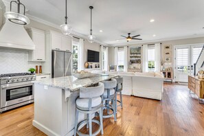 Fridge, microwave, oven, stovetop - Paradise in the Pass|Sleeps 8|Swimming Pool|Your Ultimate Beach Escape! (Pass Christian)