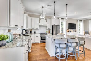 Fridge, microwave, oven, stovetop - Paradise in the Pass|Sleeps 8|Swimming Pool|Your Ultimate Beach Escape! (Pass Christian)