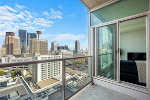 Property grounds - The Skyline - 2BR in the heart of DT w/ Views! (Calgary)