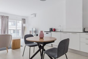 Interior - Excellent Galvany 1BR w/ Balcony, A/C & Washer, by Blueground (Barcelona)