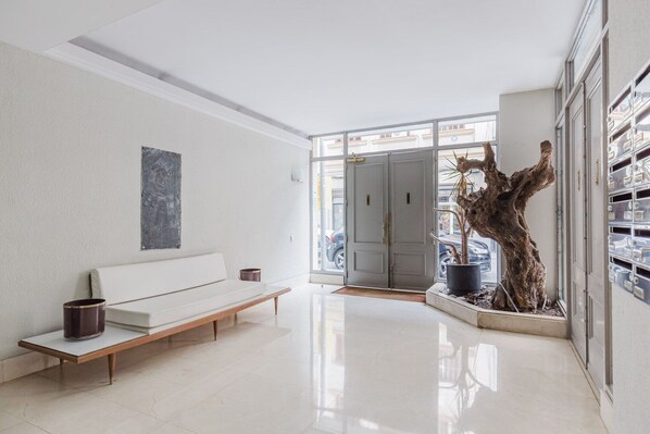 Interior - Excellent Galvany 1BR w/ Balcony, A/C & Washer, by Blueground (Barcelona)