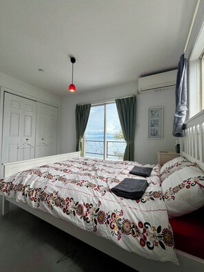 3 bedrooms, iron/ironing board, free WiFi, bed sheets - Lake Biwa and Omi Maiko are right in front of you! A private lakefront experience (大津市)