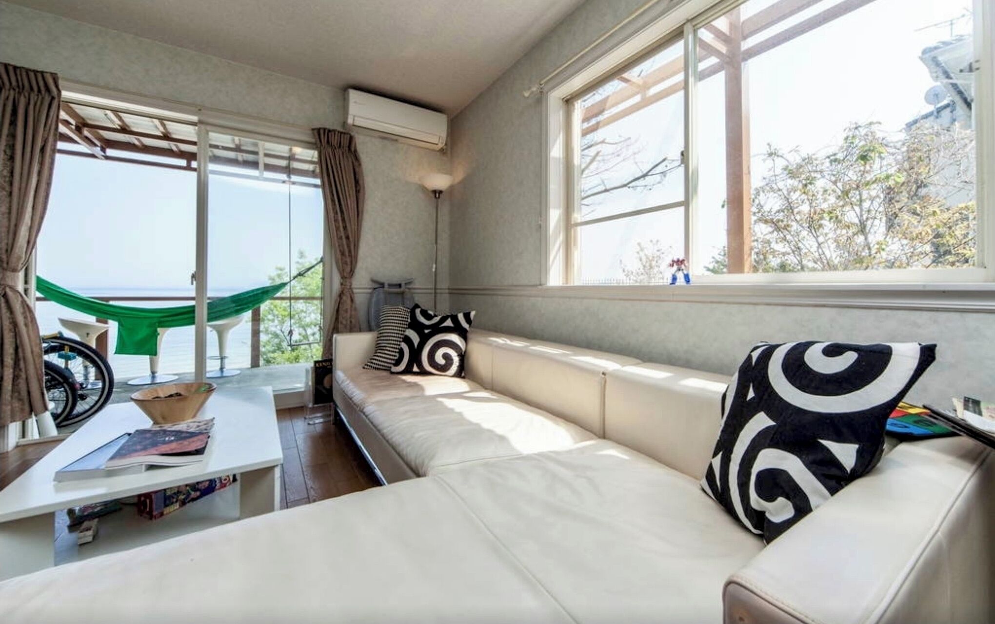 Televisión y chimenea 