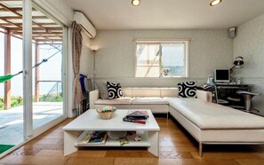 TV, fireplace - Lake Biwa and Omi Maiko are right in front of you! A private lakefront experience (大津市)