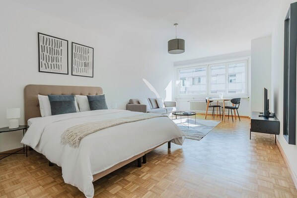 Iron/ironing board, WiFi, bed sheets