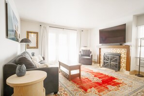 Smart TV, chimenea y estéreo 