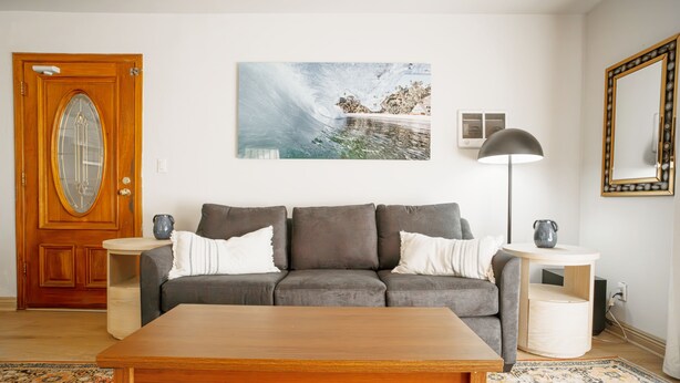 Smart TV, fireplace - Stunning Oceanfront Venice Beach 2BR/2BA with Beach Views + Free Parking (Los Angeles)
