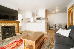 Smart TV, chimenea y estéreo 