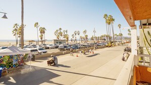 Property grounds - Stunning Oceanfront Venice Beach 2BR/2BA with Beach Views + Free Parking (Los Angeles)