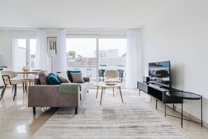 TV, stereo - Blueground | Am Ring, private w/ d, furnished (Basel)