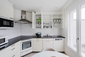 Fridge, microwave, oven, stovetop
