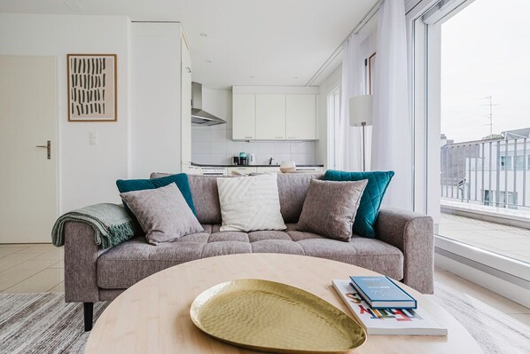 TV, stereo - Blueground | Am Ring, private w/ d, furnished (Basel)