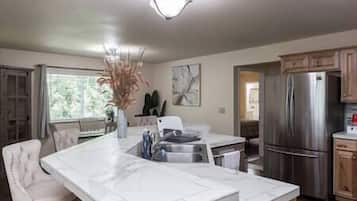 冷蔵庫、電子レンジ、オーブン、コンロ