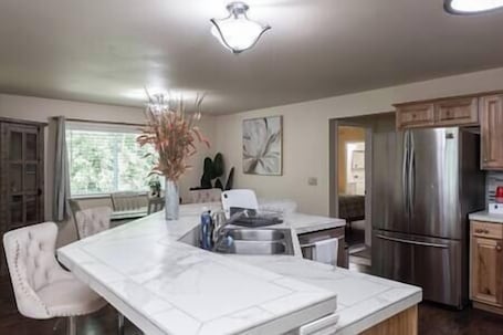 Fridge, microwave, oven, stovetop. Birch Hill Homestay, BIRCH HILL HOMESTAY