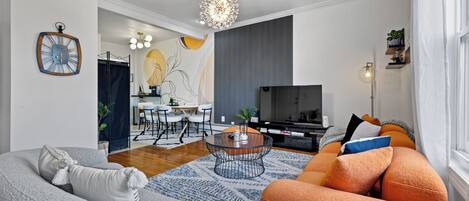 Smart TV, libros y monitor de computadora