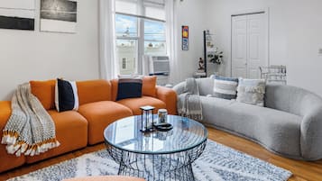 Smart TV, libros, monitor de computadora