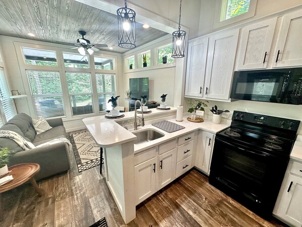 Fridge, microwave, oven, stovetop - Tiny Haven at the Retreat (Monteagle)