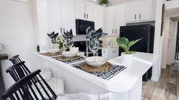 Réfrigérateur, micro-ondes, four, plaque de cuisson